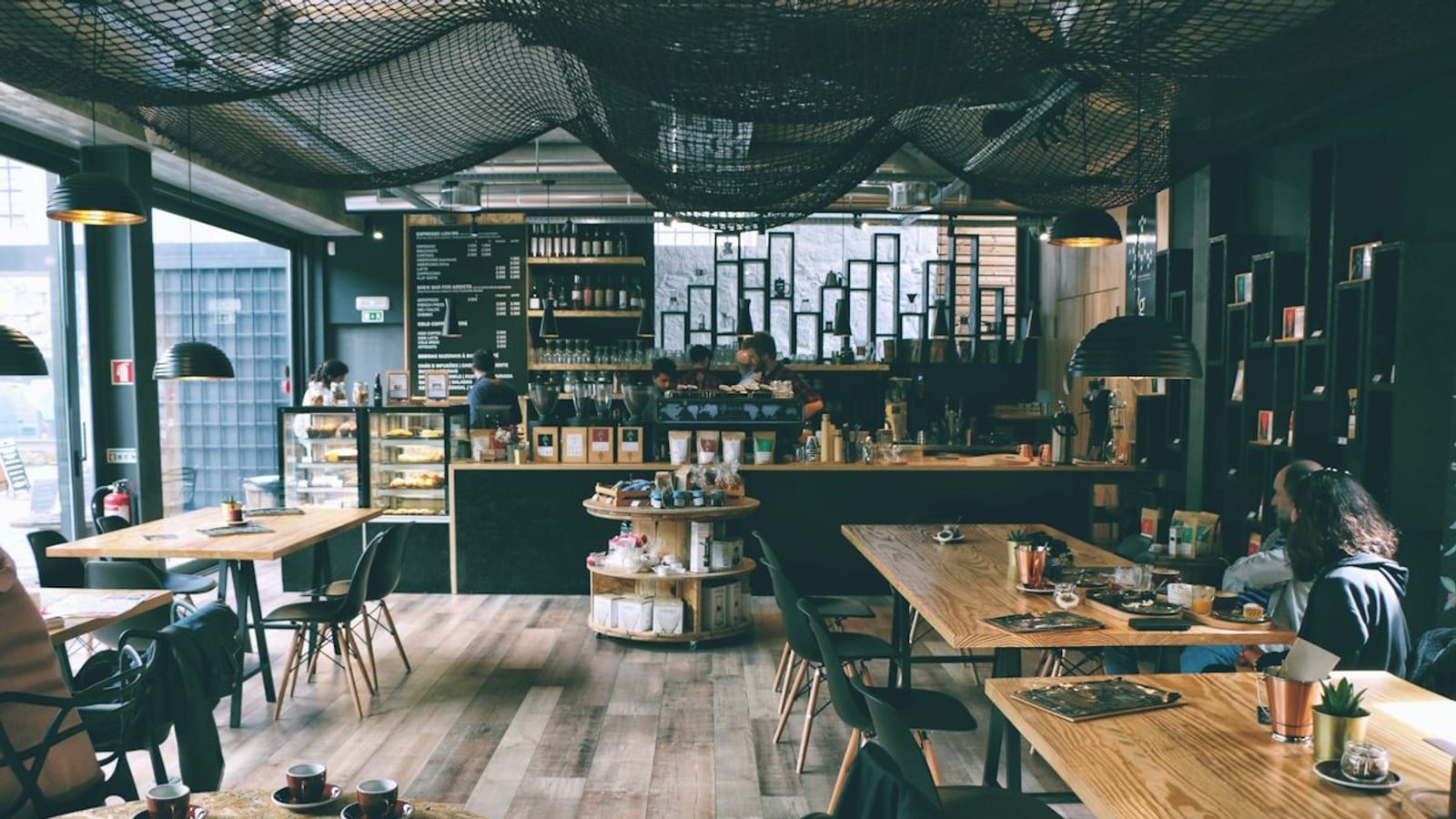 Laptop und Kaffee in einem Café in Köln