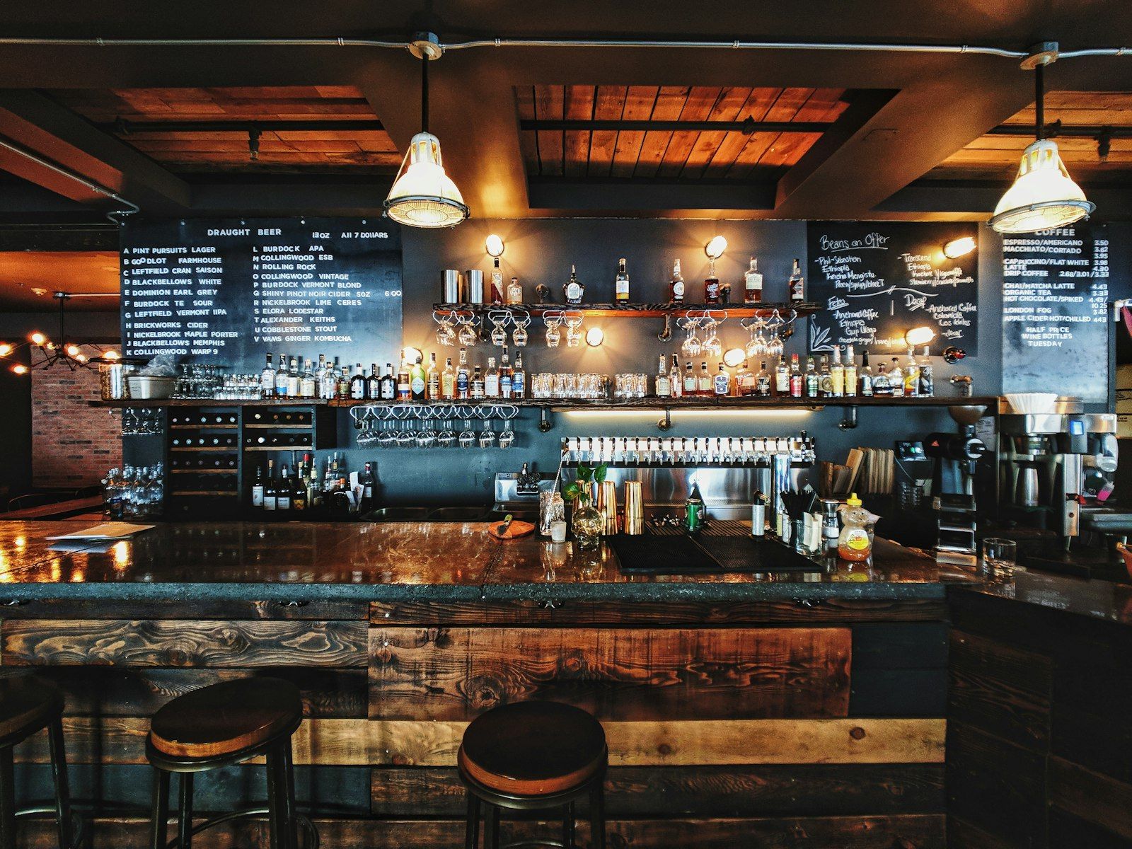 Paar bei einem Date in einer stimmungsvollen Cocktailbar in Köln
