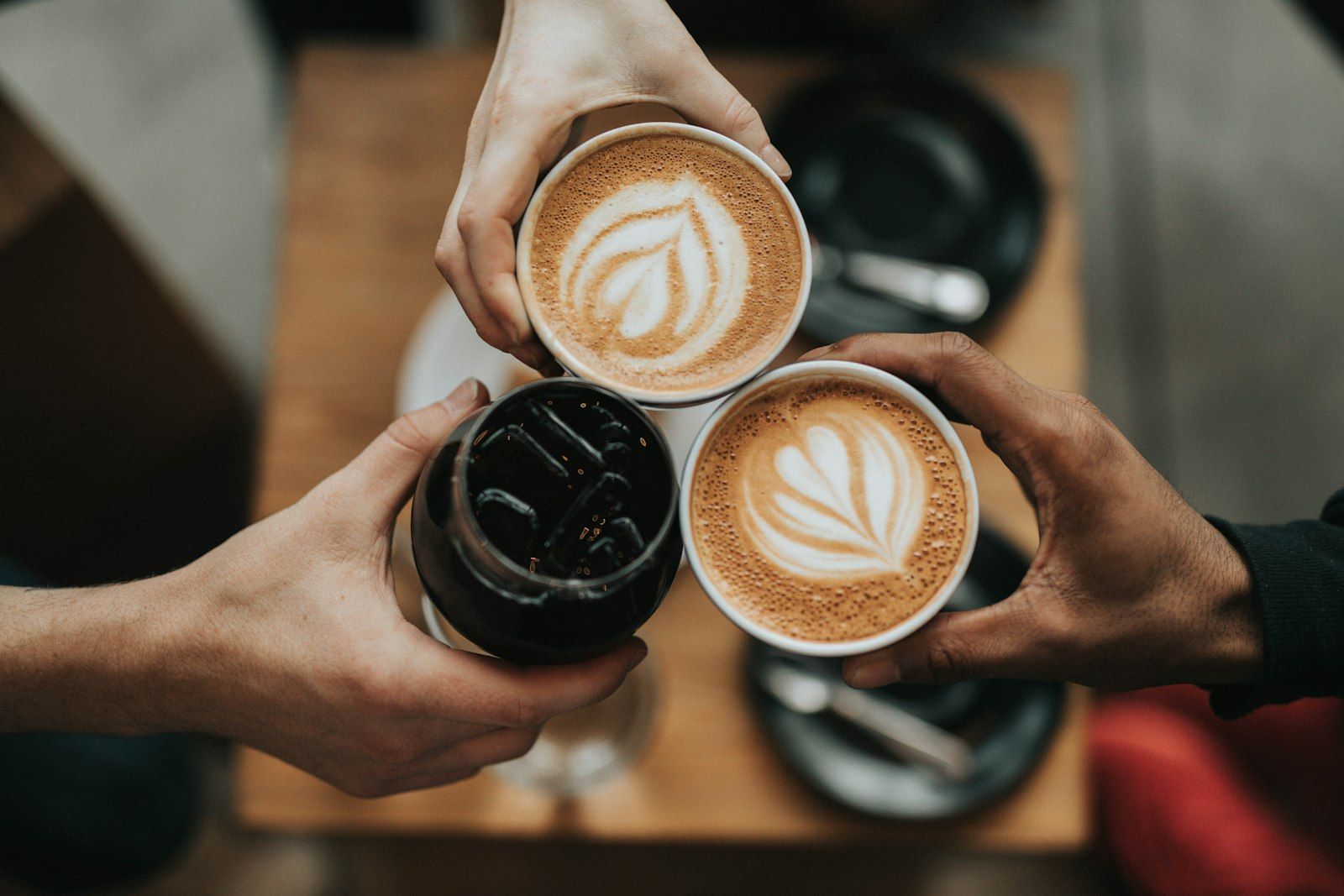 Barista zaubert Latte Art in einem Specialty-Coffee-Café in Köln-Ehrenfeld