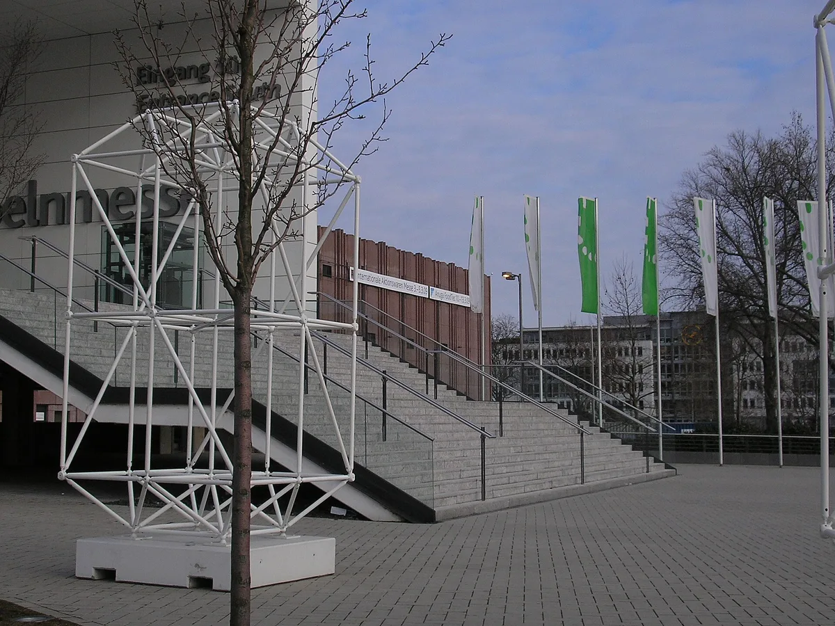 Eingang Süd der Koelnmesse in Köln-Deutz mit Treppe, Fahnen und Stahlskulptur (Archivbild von 2009)