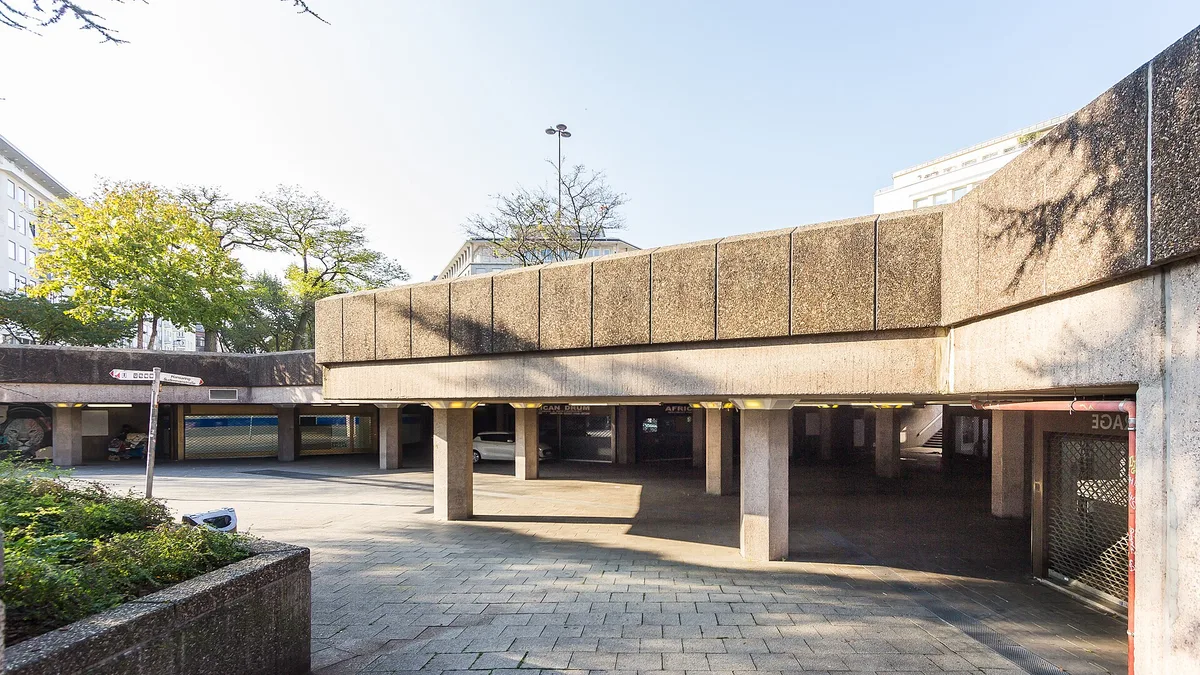 Ebertplatz in Köln mit überdachtem Betonbereich und Passage im Sonnenlicht (Archivbild von 2017)