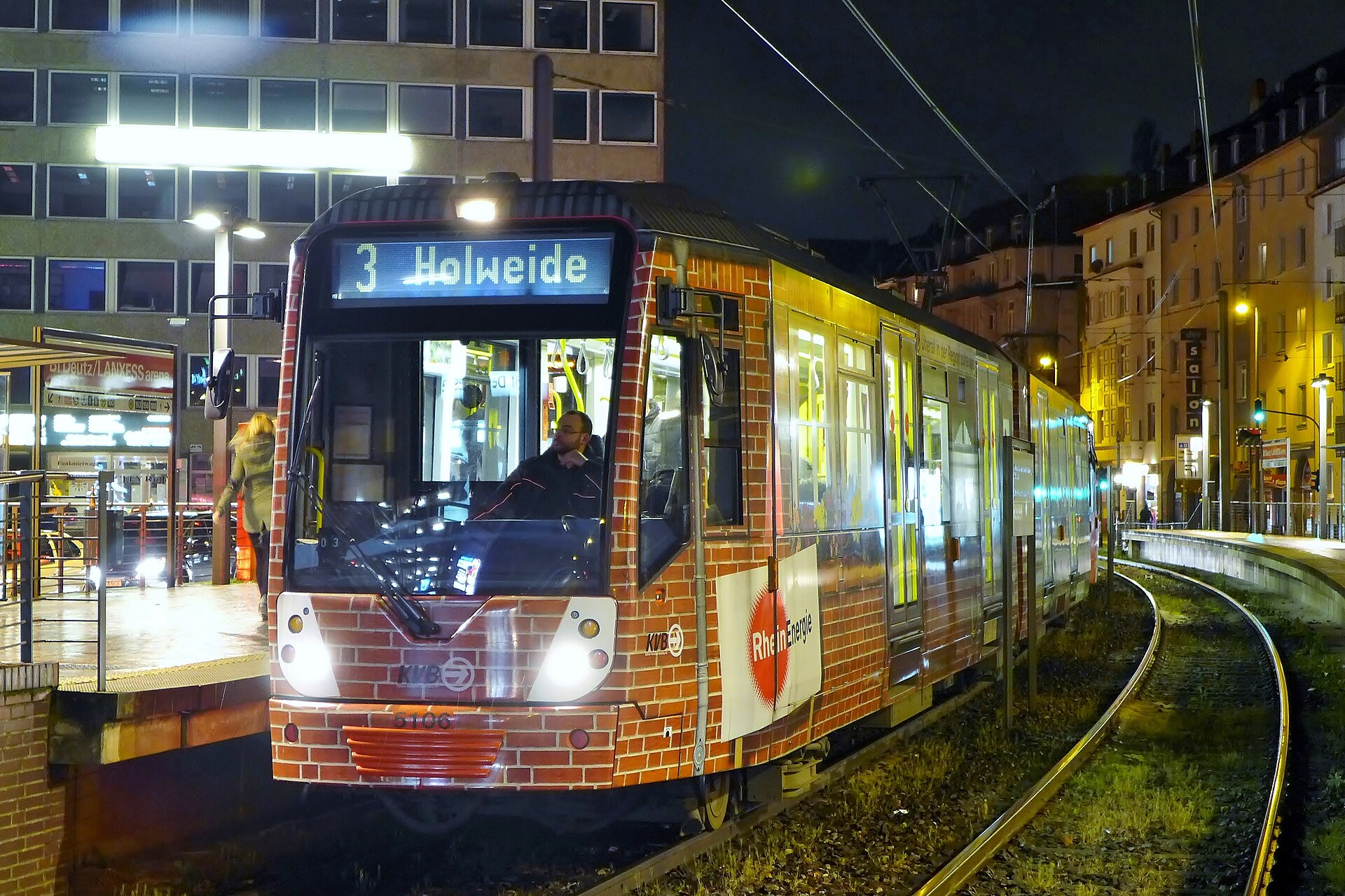 KVB-Stadtbahn der Linie 3 am Bahnhof Deutz/Messe bei Nacht