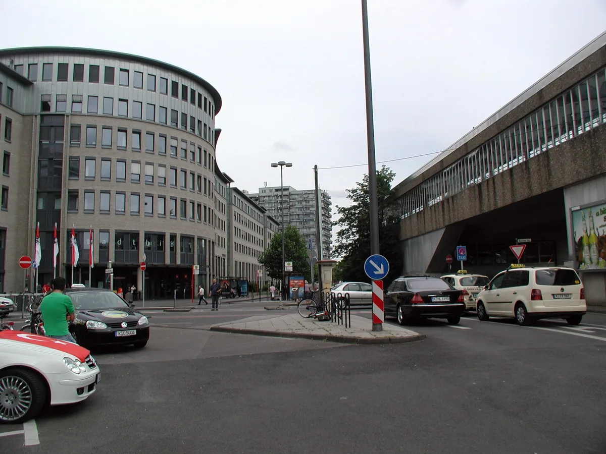 Kreuzung Neusser Straße/Gürtel in Köln-Nippes mit Bezirksrathaus links und Hochbahn-Haltestelle rechts (Aufnahme von 2008)