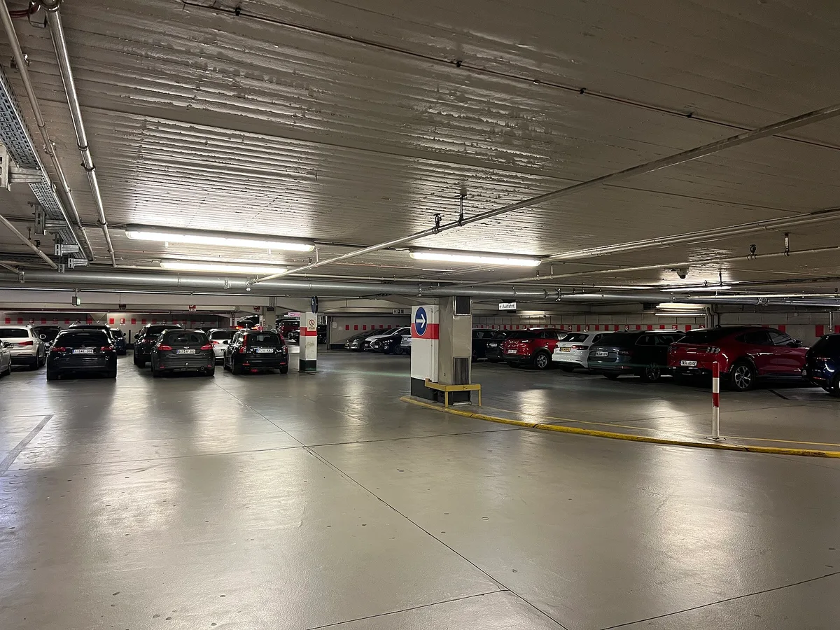 Parkdeck der Tiefgarage am Kölner Dom mit geparkten Autos (Archivbild von 2024)