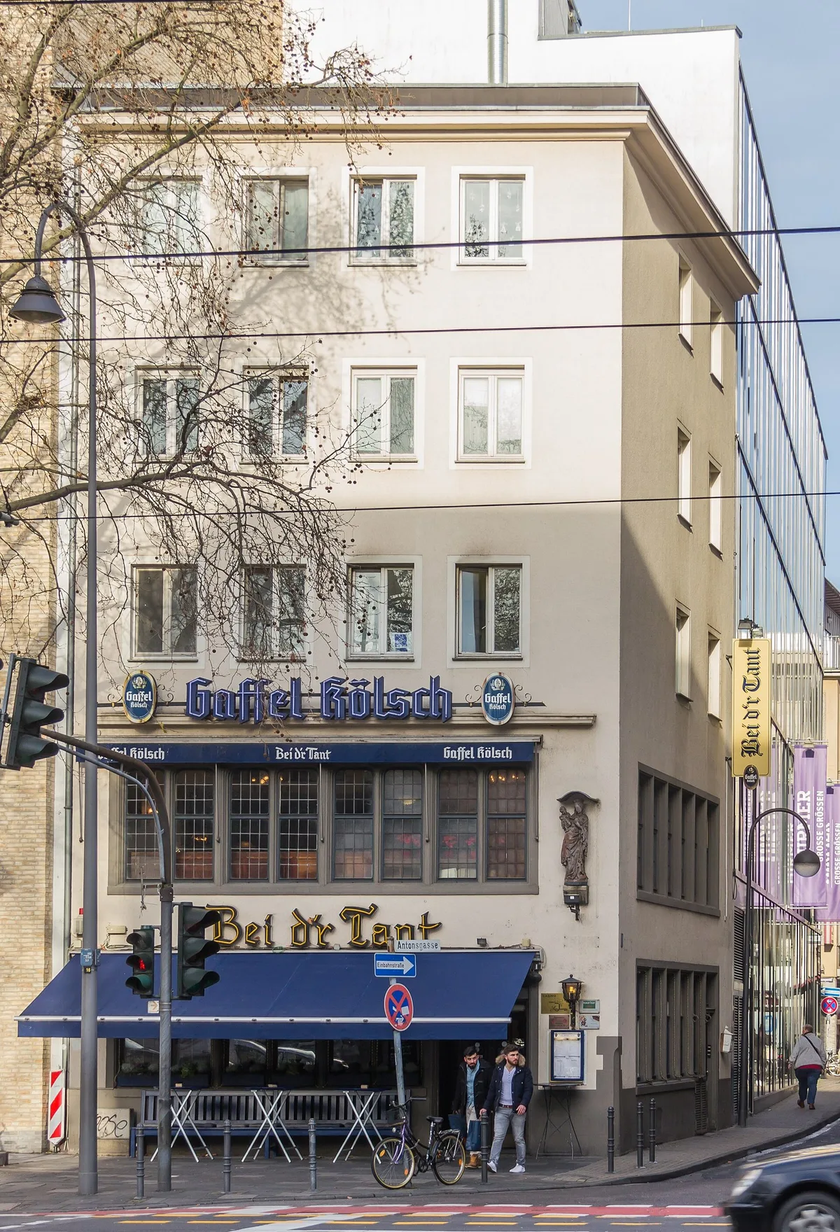 Die Traditionskneipe Bei d'r Tant an der Cäcilienstraße 28 in Köln, Archivaufnahme von 2015 mit alter Fassade