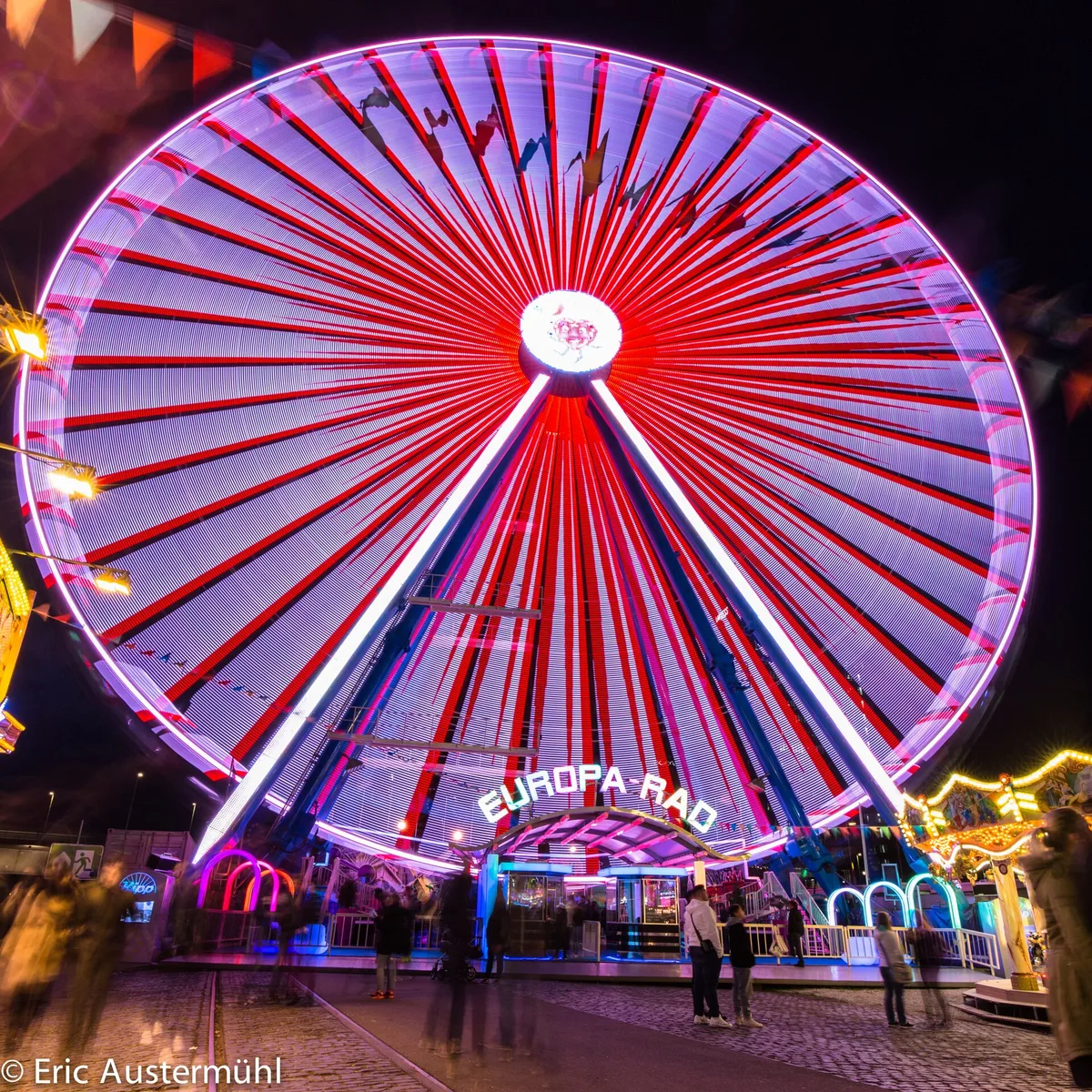 Beleuchtetes Riesenrad „Europa-Rad“ bei Nacht auf der Deutzer Kirmes in Köln (Archivbild von 2017)