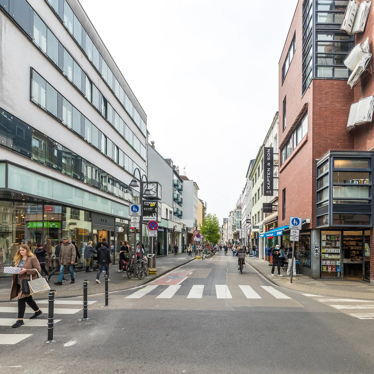Fußgängerzone Ehrenstraße in Köln mit Geschäften und Passanten, Blick Richtung Westen